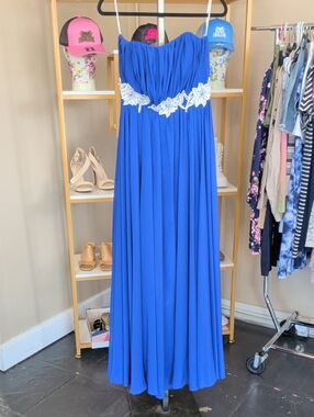 Elegant Blue Strapless Evening Gown with Lace Waist